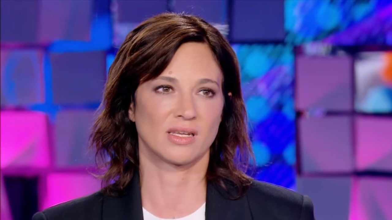 Asia Argento ospite a Verissimo: "23 mesi senza alcol e droghe" 41 asia argento verissimo