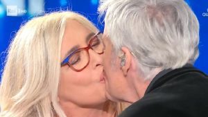 Claudio Baglioni, è show a Domenica In: scatta il bacio con Mara Venier