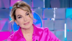 Barbara d’Urso battezza il suo seno: la confessione della conduttrice