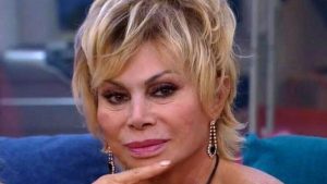 Carmen Russo festeggia una carriera lunga 50 anni. Il segreto del successo: “Bisogna sapersi adattare”