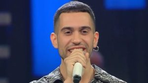 Mahmood si esibisce alla finale dell’Eurovision Song Contest 2023