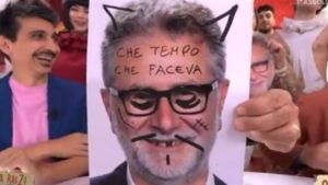 Fazio fuori dalla Rai, l’ironia di Fiorello: “Che tempo che faceva”
