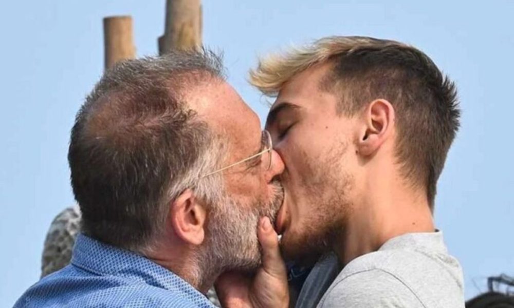 Isola, il bacio tra Cecchi Paone e Simone fa boom di critiche: “Disagio, cattivo gusto”