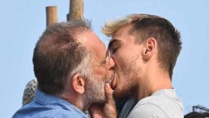 Isola, il bacio tra Cecchi Paone e Simone fa boom di critiche: “Disagio, cattivo gusto”
