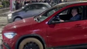 Massimo Boldi rimane incastrato con la macchina sulle rotaie: i passanti aiutano l’attore