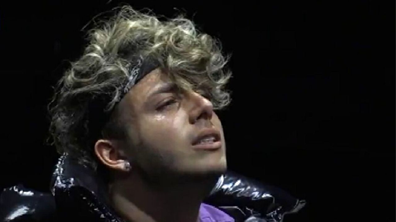 Amici, Mattia si commuove per una lettera dei genitori: emerge il passato del ballerino 41 mattia amici lettera genitori