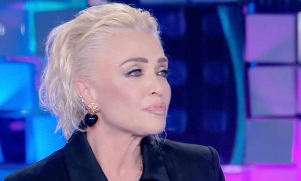 Paola Barale a Verissimo: “Non è cosa gradita”, il commento su Gianni Sperti