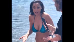 Raffaella Fico onora la scommessa: il bagno nel mare di Napoli per lo scudetto