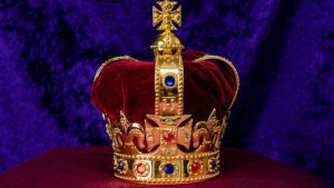 Quanto vale la corona di Re Carlo III e quanto pesa?