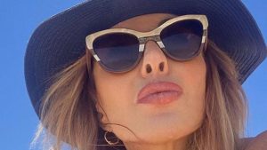 Alba Parietti, gaffe suo social: in foto, alle sue spalle, c’è un lato b