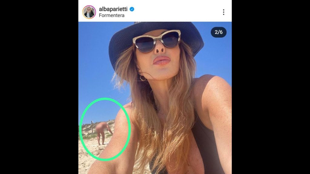 Alba Parietti, gaffe suo social: in foto, alle sue spalle, c'è un lato b 42 alba parietti formentera lato b