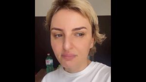 Arisa in lacrime: “Canto e mi trucco di merd*. Non sto bene”