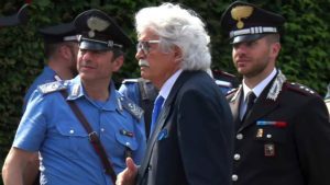 Massimo Boldi e Antonio Razzi fermati ad Arcore: ingresso negato alla camera ardente di Silvio Berlusconi