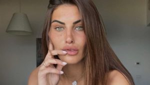 Carolina Stramare spiega la foto con Antonino Spinalbese: “Gli ho chiesto di rimuoverla”