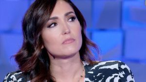 Caterina Balivo è rifatta? Lei replica al servizio di Striscia la Notizia: “No, sono bella così”
