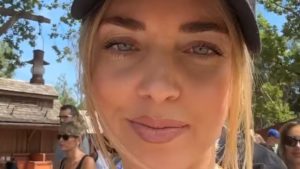 Chiara Ferragni a Disneyland con Leone e Vittoria, e la febbre
