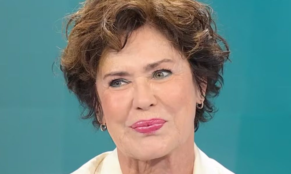 Corinne Cléry posta uno scatto da giovane in bianco e nero su Instagram