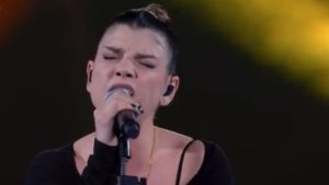 Emma Marrone “scappa” da De Martino al Maradona: è giallo dopo la sua esibizione