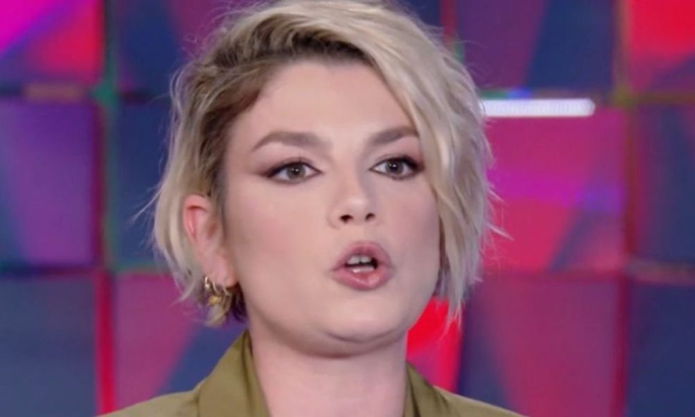 “Sfigato e disagiato”: Emma colpisce duro contro un hater sui social