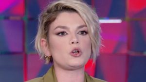 “Sfigato e disagiato”: Emma colpisce duro contro un hater sui social