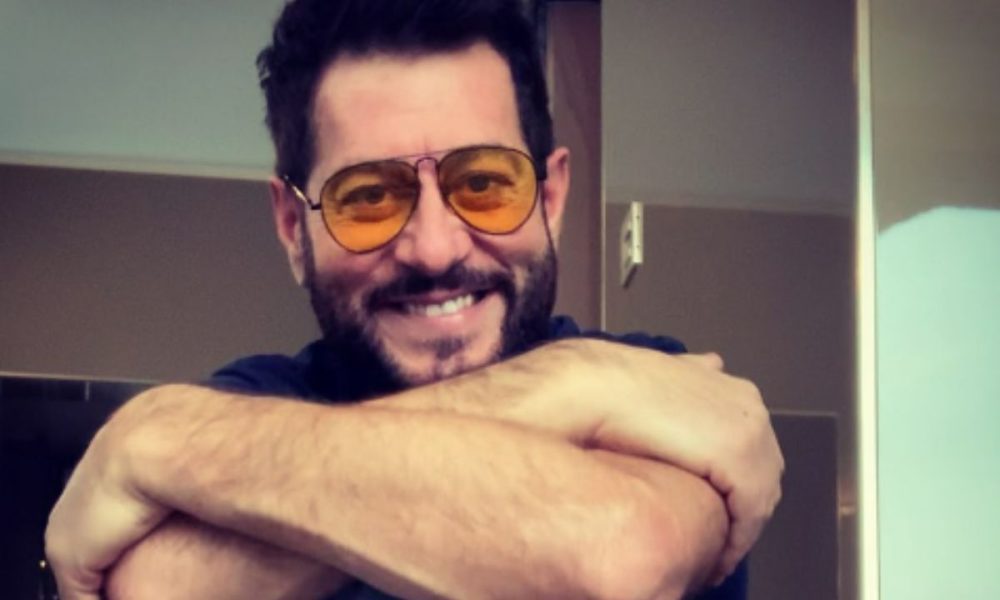Enrico Papi tra amore e sessualità: “In una coppia può succedere di tutto, la fedeltà non esiste”