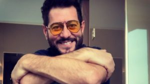 Enrico Papi tra amore e sessualità: “In una coppia può succedere di tutto, la fedeltà non esiste”
