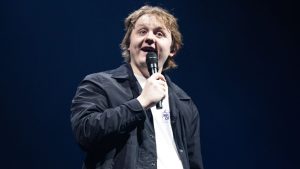 Lewis Capaldi annulla il tour: “Devo affrontare la malattia”
