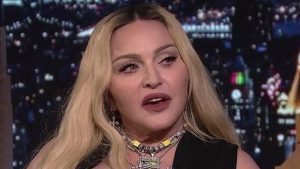 Madonna: il concerto inizia con 2 ore di ritardo e due fan la denunciano