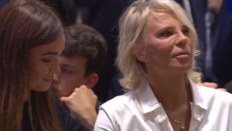 maria de filippi berlusconi vestita bianco