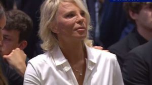 Maria De Filippi avvistata in Sardegna dopo i funerali di Silvio Berlusconi