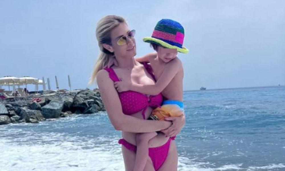 Paola Caruso al mare col figlio Michele: “Spero che Dio ci aiuti”