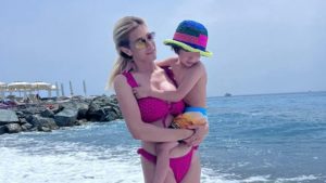 Paola Caruso al mare col figlio Michele: “Spero che Dio ci aiuti”