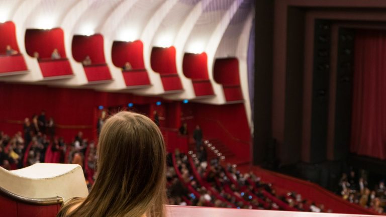 Teatro Regio di Torino fischi al minuto di silenzio per Silvio Berlusconi