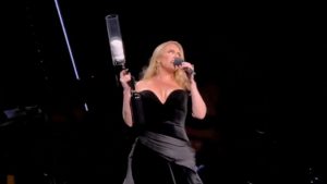 Adele sbotta durante un concerto a Las Vegas: “Non fatelo ca**o”