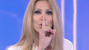Adriana Volpe si confessa in amore: “Sono un po’ chiusa a riccio”
