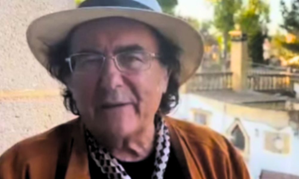 Al Bano re in Costa Smeralda: le foto del cantante al mare