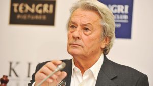 Alain Delon: i figli denunciano la badante per “molestie morali”