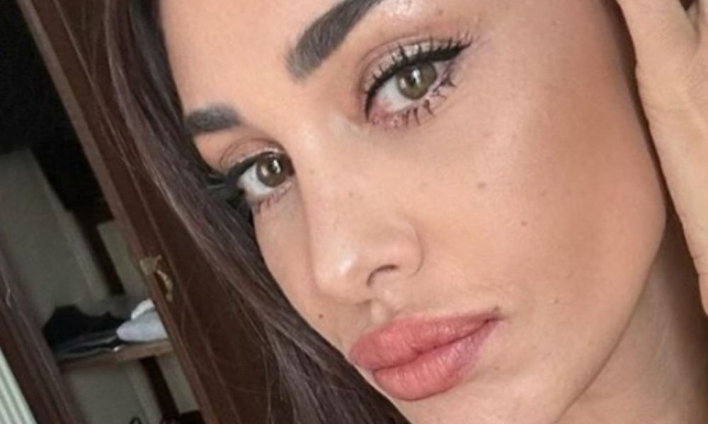 Belen mano nella mano con un uomo misterioso: nuova crisi con Stefano?