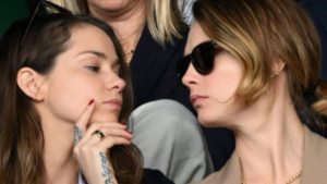 Cara Delevingne torna in pubblico: i baci a Wimbledon con la fidanzata Minke