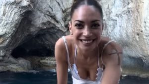 Elodie canta alla festa in barca: la nausea complica i piani dell’artista