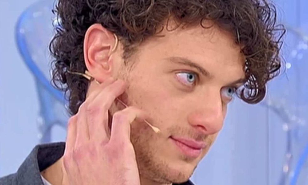 Uomini e Donne, in studio Federico e Carola: “Lei è scappata all’improvviso”