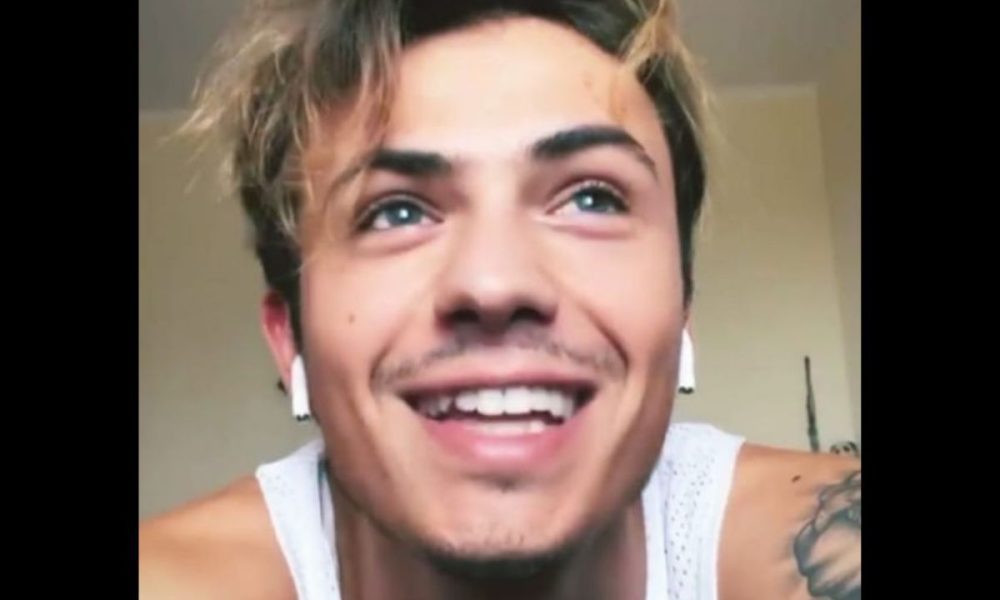 Federico Rossi spiega il bacio al Tim Summer Hits: “Lo sentivo e l’ho fatto”