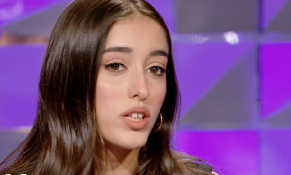 Giulia Stabile replica decisa al gossip: “Spero di non dover leggere più invenzioni”