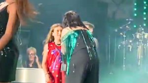 Laura Pausini duetta con la figlia Paola e la Spagna impazzisce