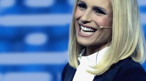 Michelle Hunziker al mare col piccolo Cesare, prime vacanze da neo nonna