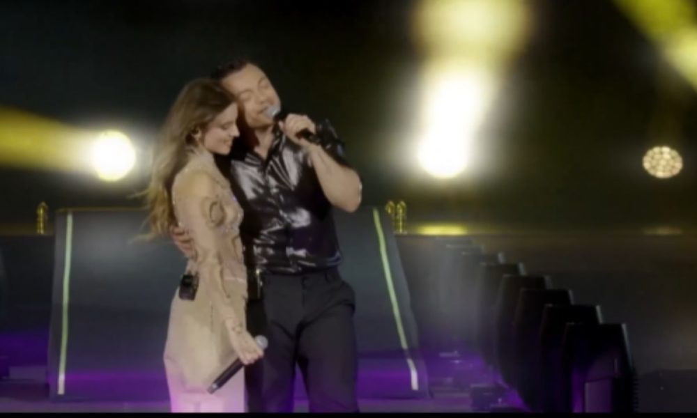 Angelina Mango canta con Tiziano Ferro, lui la elogia: “Dolce e pura”