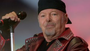 Vasco Rossi, sesso durante il concerto: il video immortala il retroscena