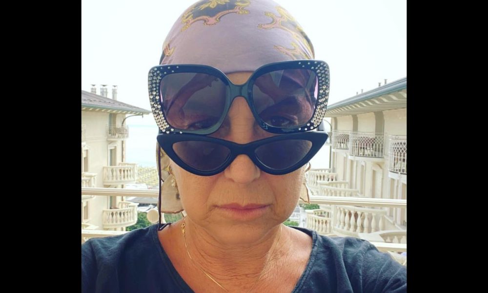 Anna Pettinelli commenta la strana foto di Alessandra Celentano: “Ti è partita la brocca?”