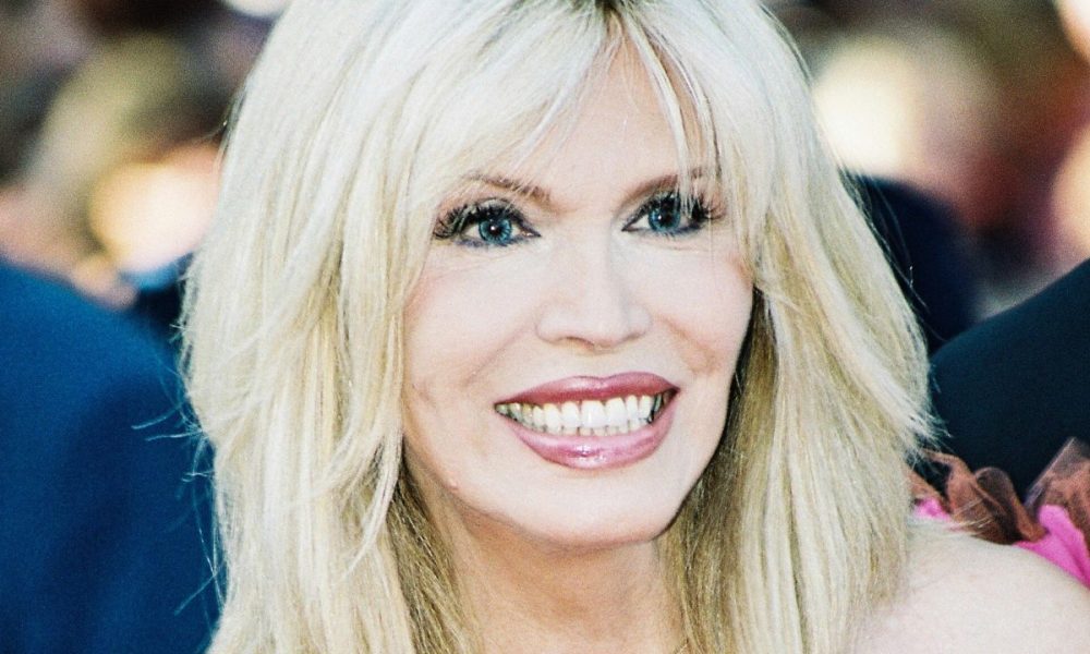 Amanda Lear protagonista di Drag Race Francia insieme alla “gemella”