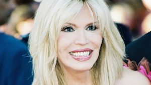 Amanda Lear protagonista di Drag Race Francia insieme alla “gemella”